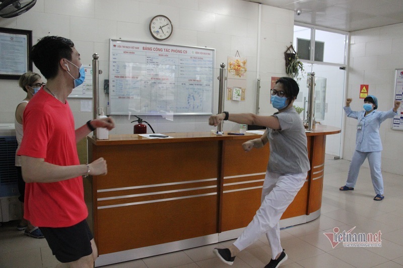 Góc 'xả' cực lạ của bác sỹ Bạch Mai mỗi buổi chiều trong khu cách ly