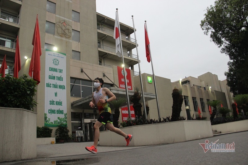 Góc 'xả' cực lạ của bác sỹ Bạch Mai mỗi buổi chiều trong khu cách ly