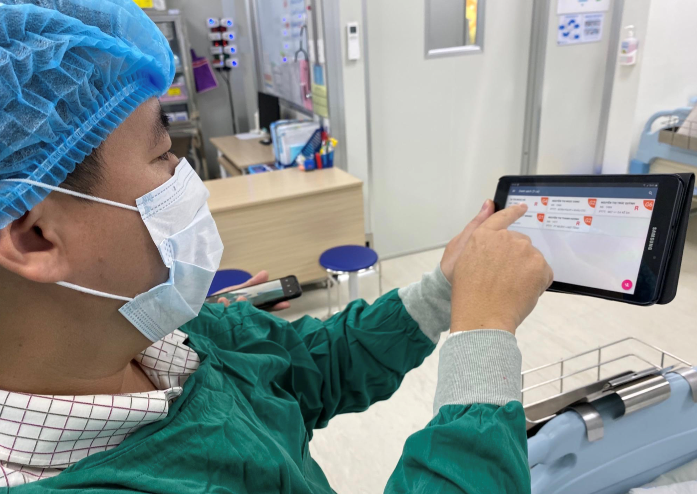 Người bệnh tự nhận diện mình ngay tại phòng mổ, tránh nhầm lẫn bệnh nhân 1 nguoi-benh-tu-nhan-dien-minh-ngay-tai-phong-mo-tranh-nham-lan-benh-nhan-1