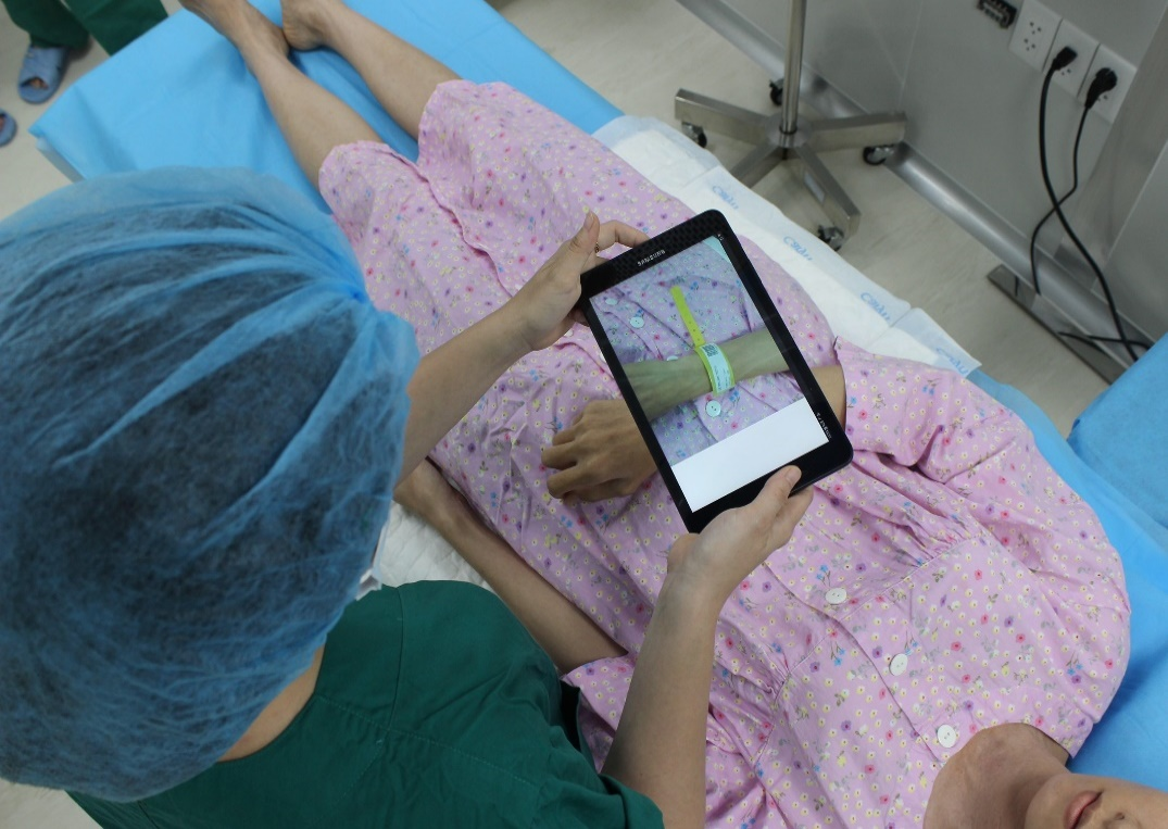 Người bệnh tự nhận diện mình ngay tại phòng mổ, tránh nhầm lẫn bệnh nhân 3 nguoi-benh-tu-nhan-dien-minh-ngay-tai-phong-mo-tranh-nham-lan-benh-nhan-3