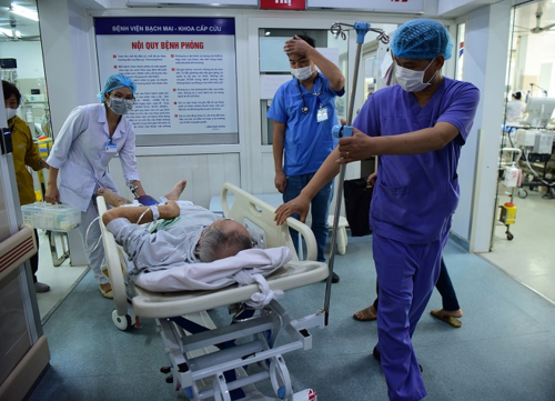 Bệnh nhân điều trị luôn được chăm sóc tận tình của đội ngũ các y bác sĩ, điều dưỡng. Ảnh: Giang Huy