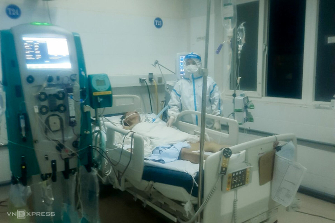 Các y bác sĩ túc trực 24/24 để cứu chữa bệnh nhân nCoV. Ảnh: Đông Phương.