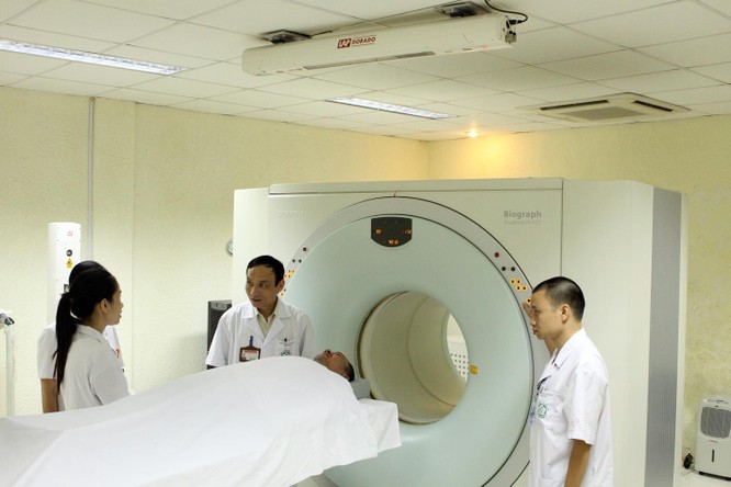 GS.TS. Mai Trọng Khoa (đứng giữa) và các cộng sự chuẩn bị một ca chụp PETCT để mô phỏng lập kế hoạch xạ trị 