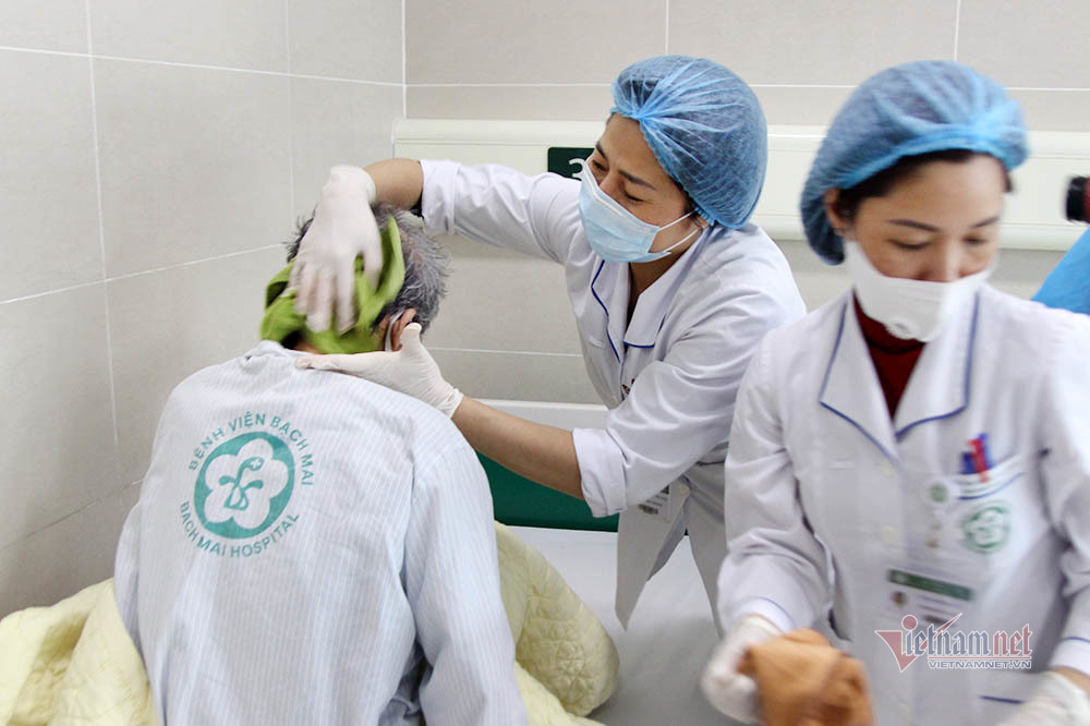 Tiệm gội đầu 'không khoảng cách' của bệnh nhân ung thư ngày cách ly Bạch Mai