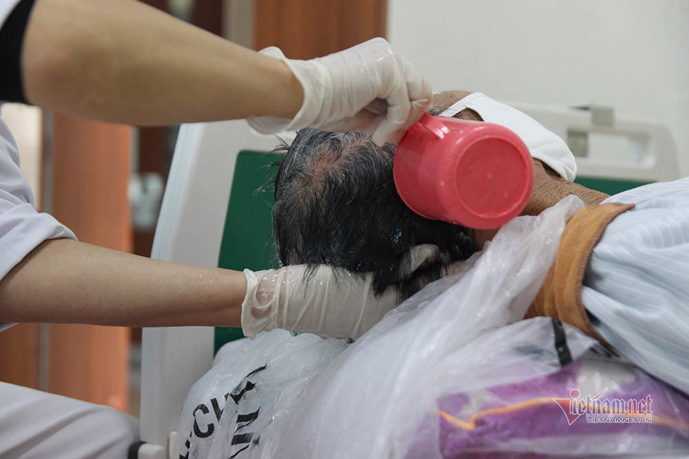 Tiệm gội đầu 'không khoảng cách' của bệnh nhân ung thư ngày cách ly Bạch Mai