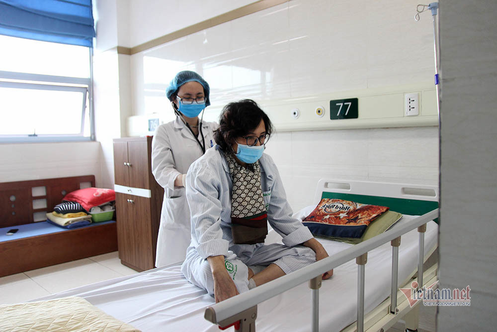 Tiệm gội đầu 'không khoảng cách' của bệnh nhân ung thư ngày cách ly Bạch Mai