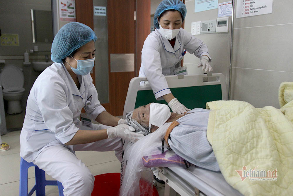 Tiệm gội đầu 'không khoảng cách' của bệnh nhân ung thư ngày cách ly Bạch Mai