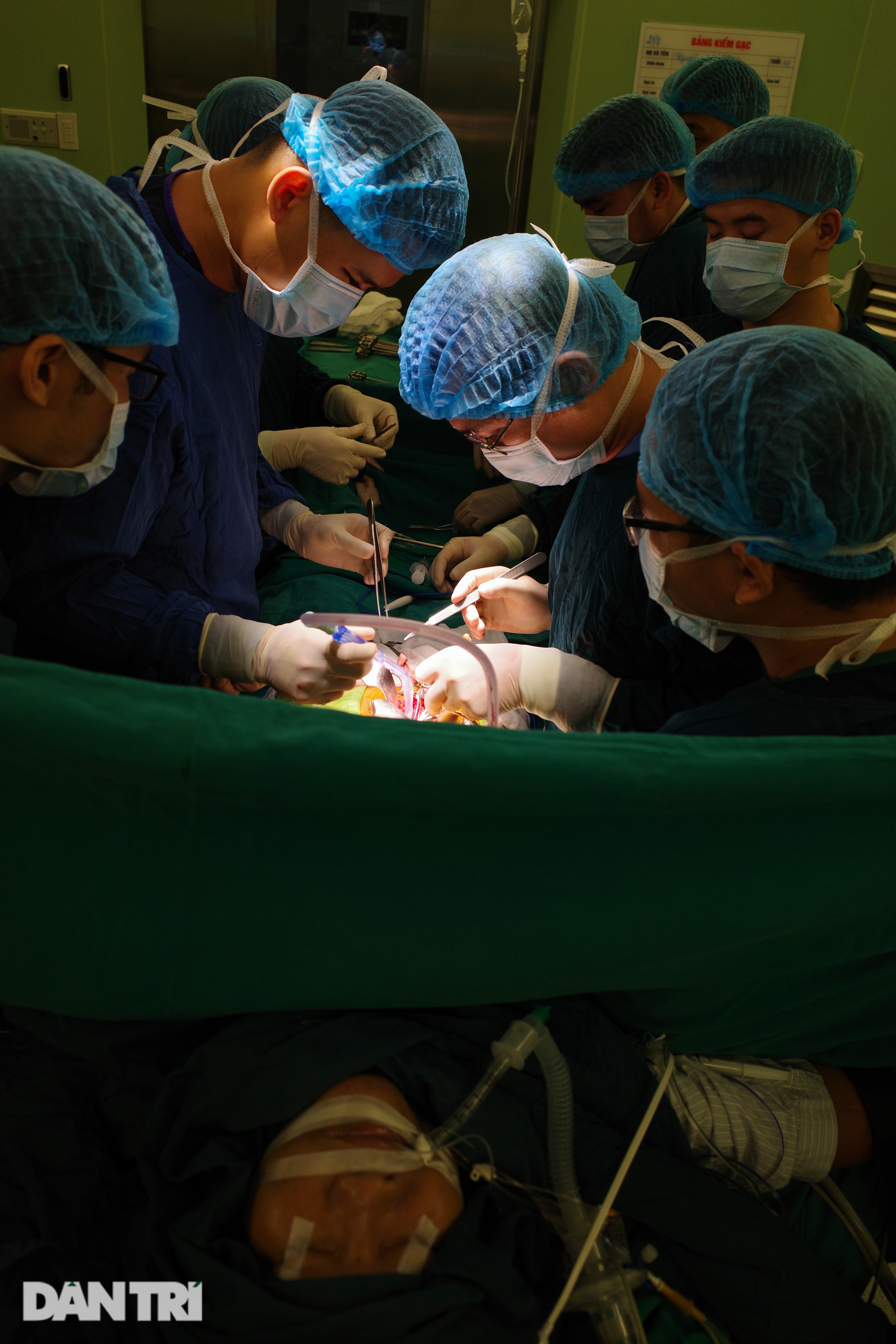 Bên trong phòng mổ đặc biệt, nơi cứu sống hàng nghìn người ở BV Bạch Mai - 10