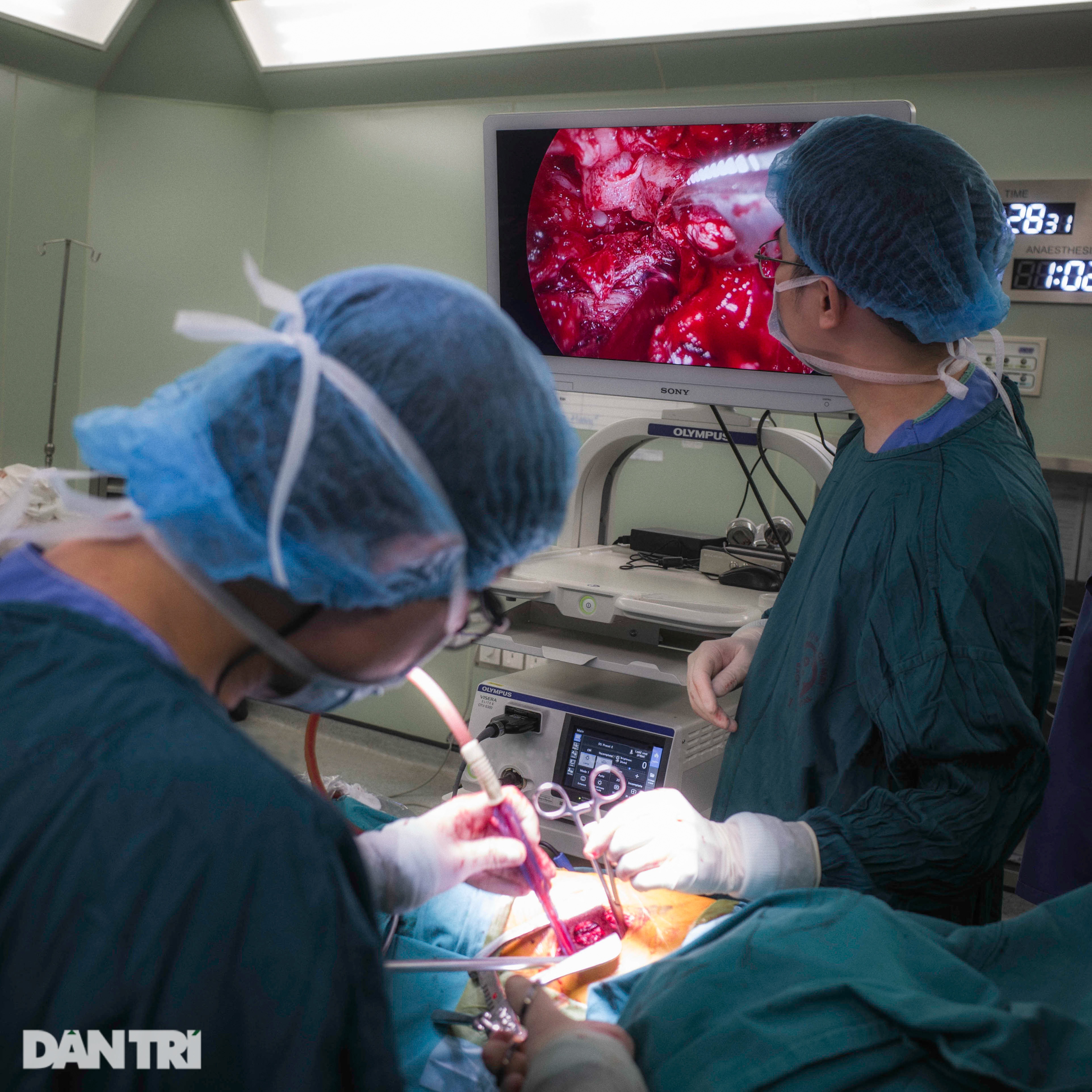 Bên trong phòng mổ đặc biệt, nơi cứu sống hàng nghìn người ở BV Bạch Mai - 16