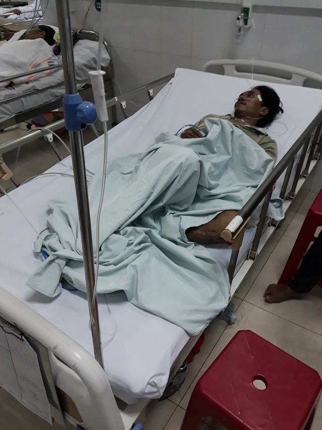 
Má»t náº¡n nhÃ¢n trong vá»¥ uá»ng rÆ°á»£u nghi ngá» Äá»c Äang náº±m Äiá»u trá» á» bá»nh viá»n. áº¢nh: DÃ¢n trÃ­
