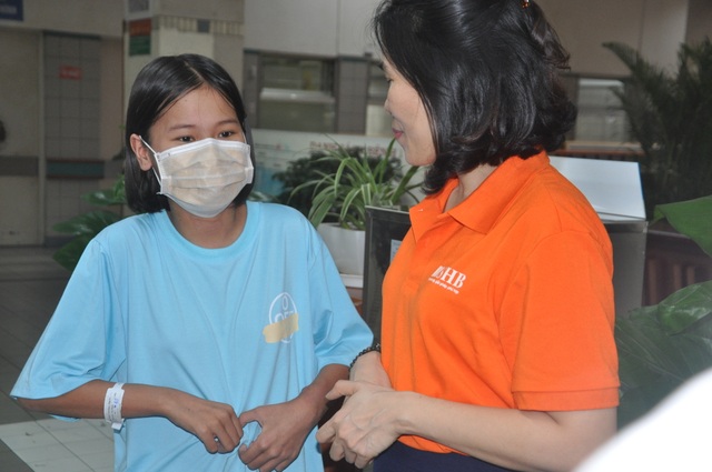 Bạn đọc Dân trí đưa cô gái suy thận vui mừng rời khỏi bệnh viện - 5
