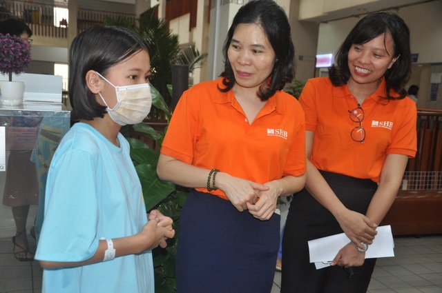 Bạn đọc Dân trí đưa cô gái suy thận vui mừng rời khỏi bệnh viện - 4