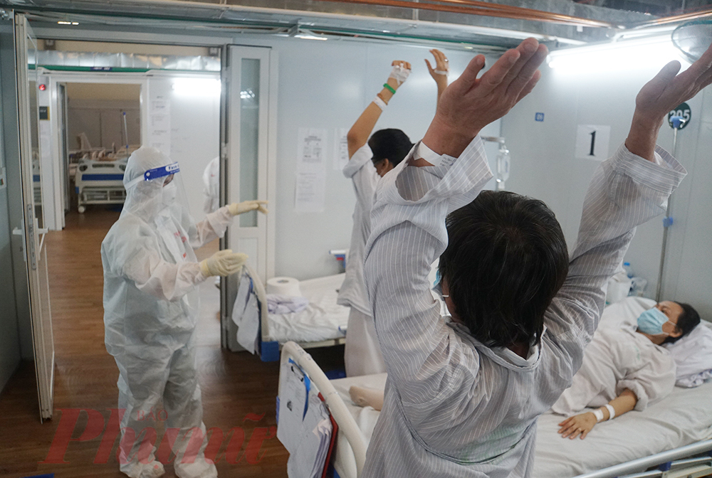 Bác sĩ Phạm Thị Tố Uyên - bác sĩ nội trú Đại Học Y Hà Nội liên tục hô hít vào, thở ra kết hợp theo từng động tác tay, chân để nhắc nhở người bệnh duy trì thói quen tập thở