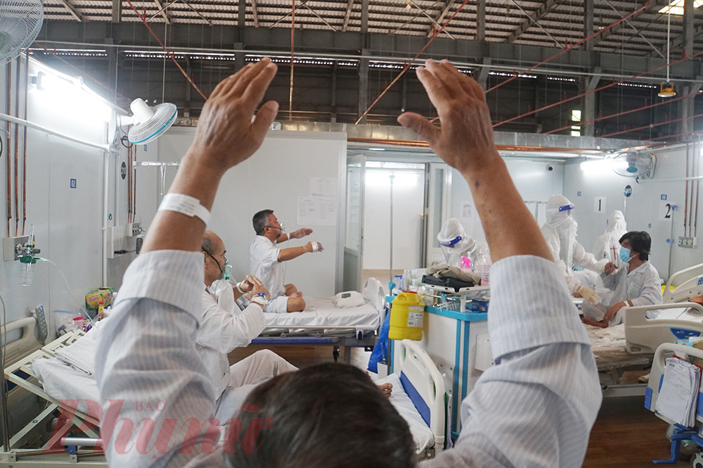 PGS.TS Đỗ Đào Vũ - Phó giám đốc Trung tâm Phục hồi chức năng Bệnh viện Bạch Mai, kiêm trưởng khoa Trung tâm Hồi sức tích cực cho bệnh nhân COVID-19 trực thuộc Bệnh viện Bạch Mai cho biết: Tùy tuổi tác, bệnh kèm theo,… chúng tôi phải đặt mục tiêu hồi phục cho từng bệnh nhân cụ thể để tập vật lý trị liệu, cố gắng phục hồi tối đa để bệnh nhân có thể trở về gia đình, hòa nhập với xã hội