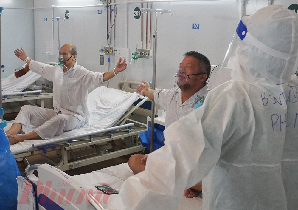 Bác sĩ Tố Uyên cho biết, không chỉ bệnh nhân cai máy thở, những bệnh nhân đang hỗ trợ thở máy cũng cần tập thể dục mỗi ngày để sớm được phục hồi hơn. 