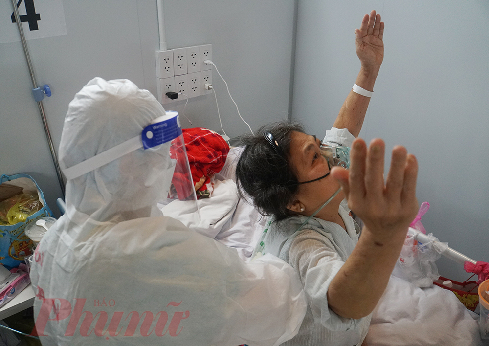 Nếu người bệnh thân với các bệnh nhân khác, bác sĩ sẽ nhờ bệnh nhân khỏe hơn tập chung để các cụ bà đỡ ngại. Bệnh nhân sợ té ngã, bác sĩ sẽ ở phía sau để người bệnh yên tâm