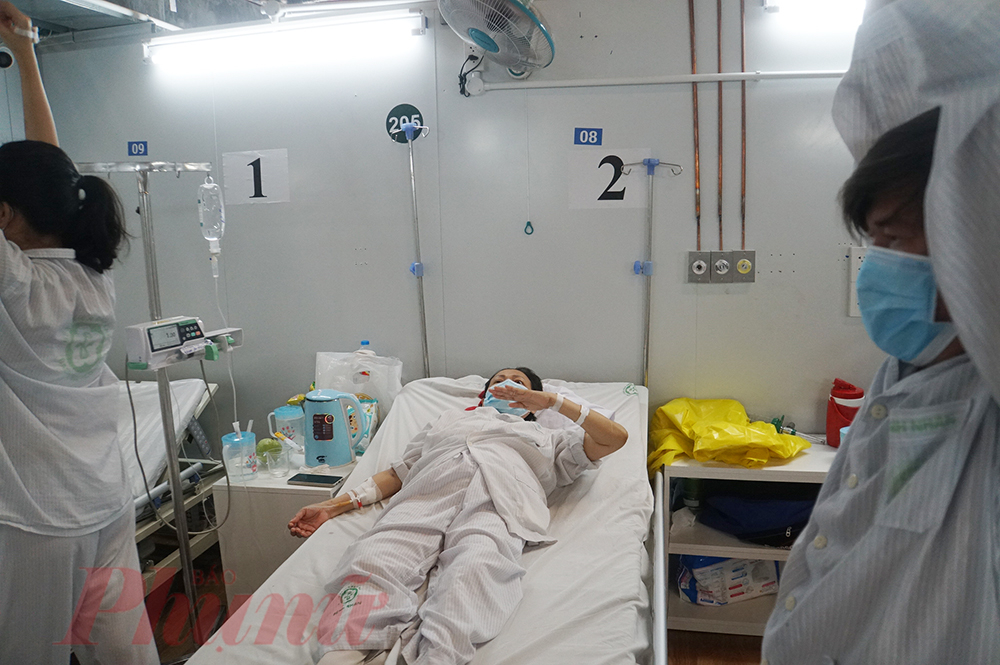 Các động tác đơn giản như giơ hai tay lên cao, sang ngang, đưa tay về phía trước kèm nhịp thở đều đặn vừa giúp bệnh nhân cải thiện vận động và cả về trị liệu hơi thở, giúp phổi sớm hồi phục. Các bài tập này cũng được áp dụng cho bệnh nhân nằm, ngồi trên giường.