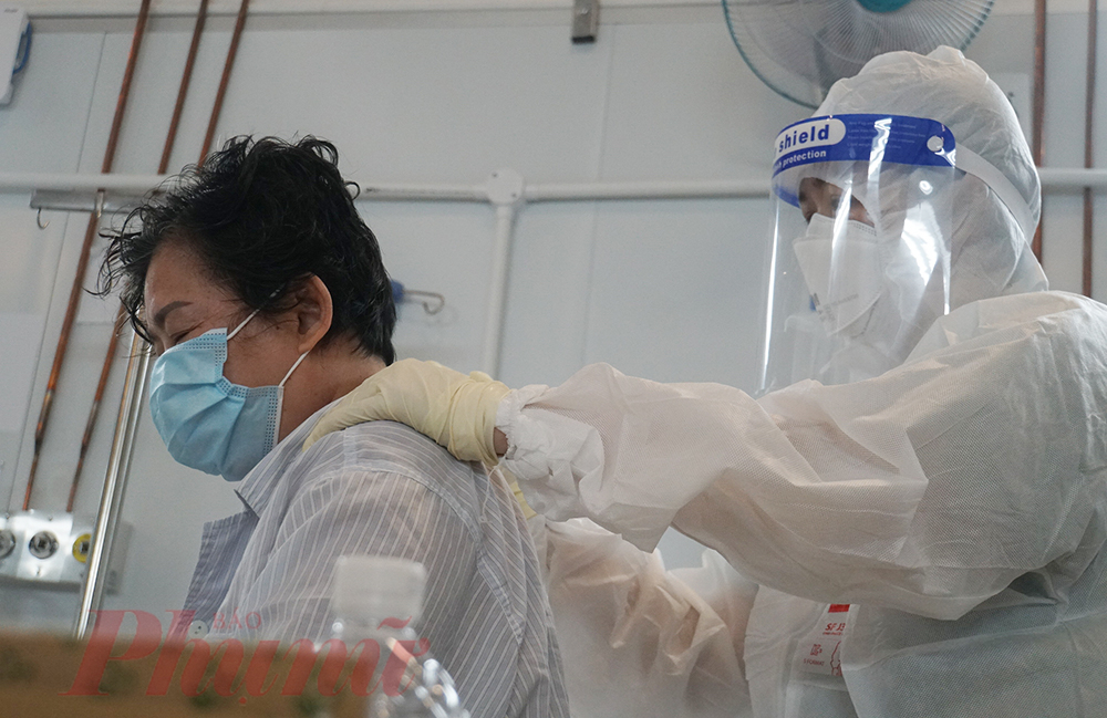 Người bệnh nằm điều trị lâu ngày không tránh khỏi đau nhức cơ thể, lười vận động hoặc tay chân không có sức sợ té ngã, các điều dưỡng, bác sĩ dụ bệnh nhân tập thể dục bằng cách xoa bóp tại chỗ để kích thích các múi cơ cho bệnh nhân dễ chịu hơn