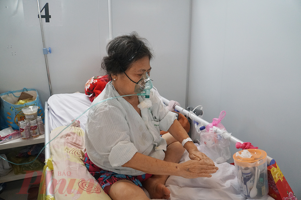 Từng bước một giúp bệnh nhân tự tin hơn trong việc tự tập thể dục, sau 20 phút được hỗ trợ, cụ bà đã tự nhìn theo người bệnh xung quanh và tập rất...giỏi