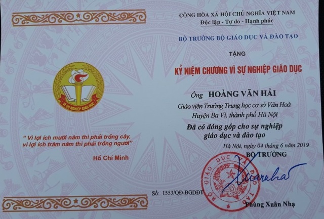 Thầy giáo không có tiền mổ chân xúc động nhận Kỉ niệm chương - 4