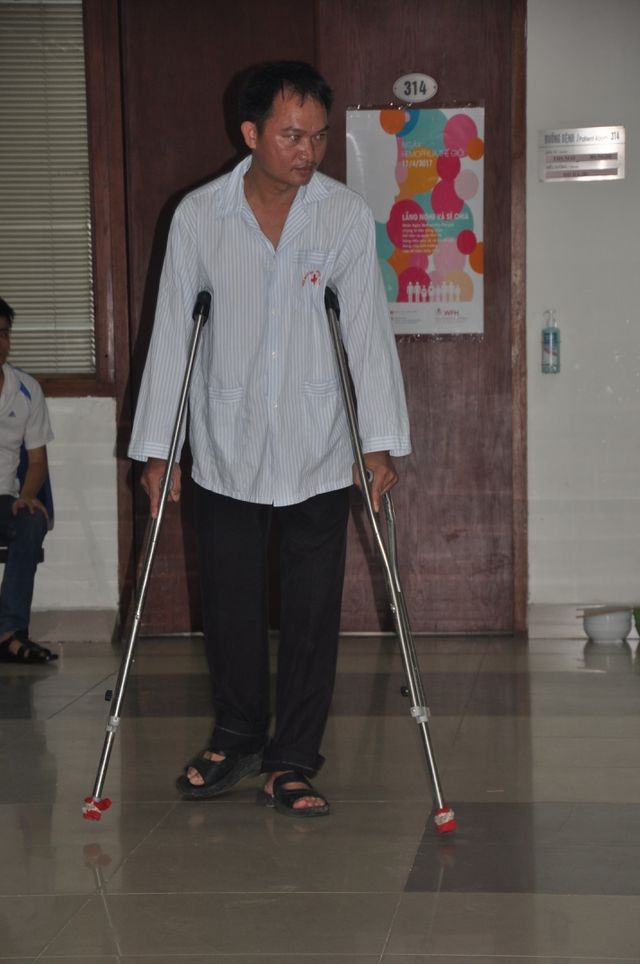 Thầy giáo không có tiền mổ chân xúc động nhận Kỉ niệm chương - 2