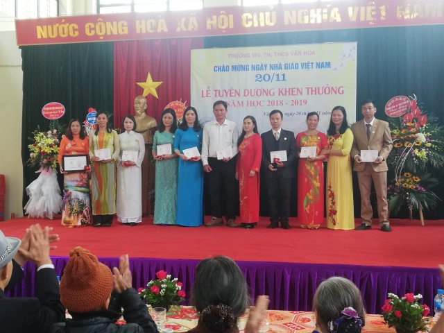 Thầy giáo không có tiền mổ chân xúc động nhận Kỉ niệm chương - 5