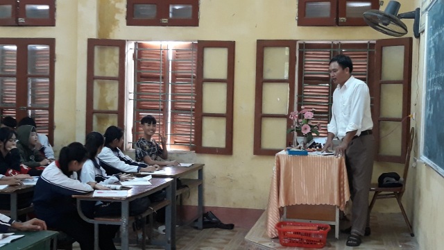 Thầy giáo không có tiền mổ chân xúc động nhận Kỉ niệm chương - 6