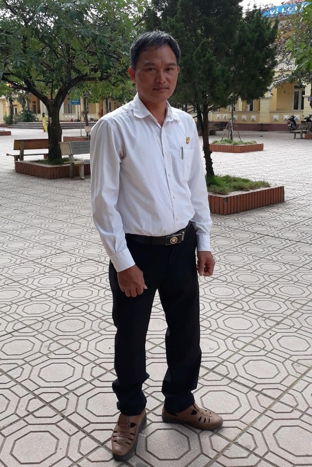 Thầy giáo không có tiền mổ chân xúc động nhận Kỉ niệm chương - 3