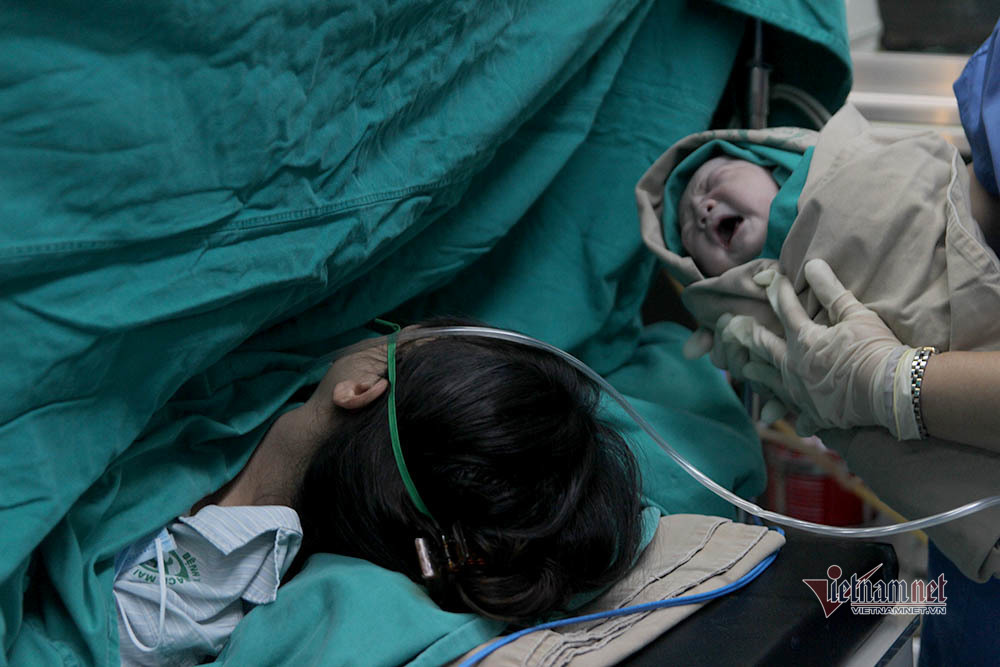 Tiếng khóc chào đời của 'chiến binh' giữa khu cách ly Bạch Mai