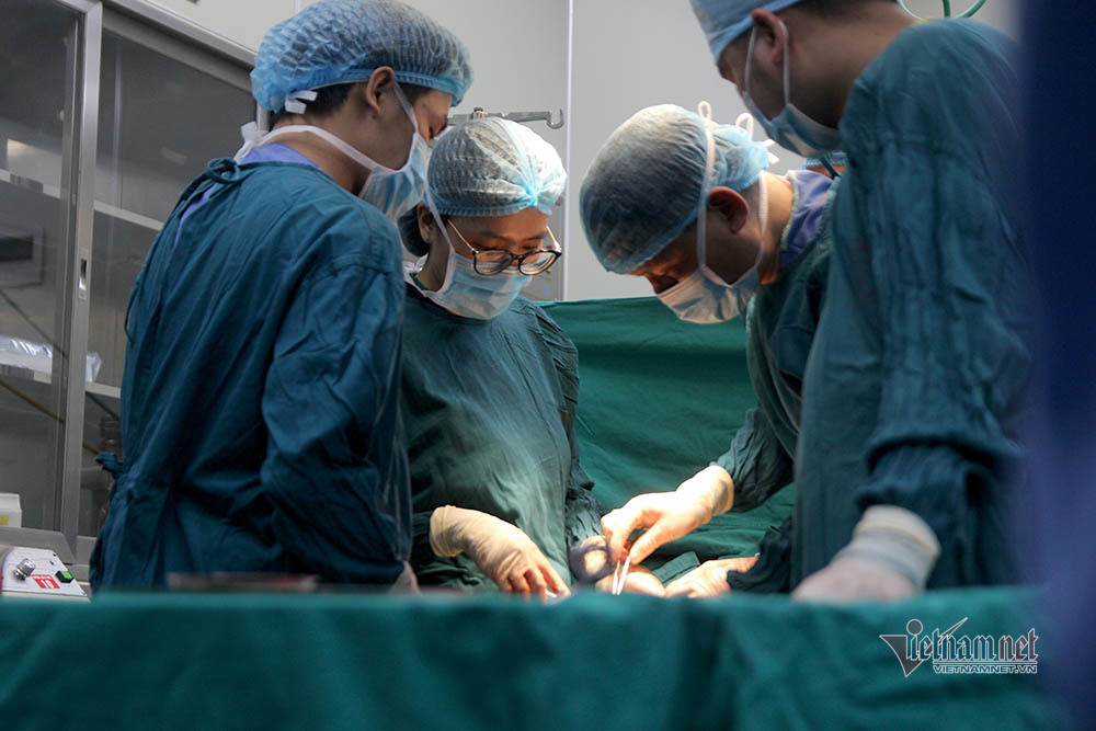 Tiếng khóc chào đời của 'chiến binh' giữa khu cách ly Bạch Mai