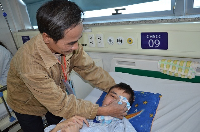 Bác sĩ viện Bạch Mai kêu gọi mạnh thường quân cứu chàng trai mắc tim bẩm sinh - 2
