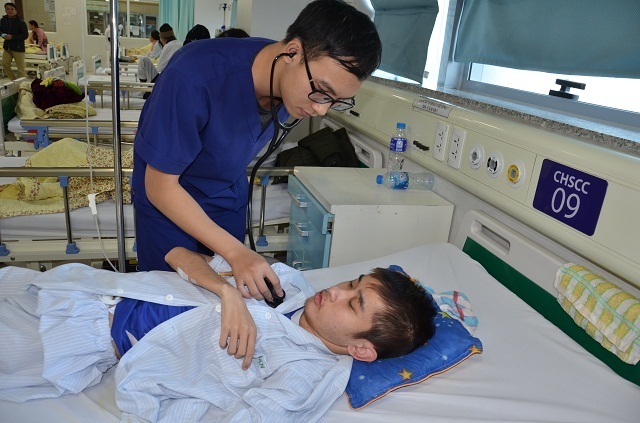 Bác sĩ viện Bạch Mai kêu gọi mạnh thường quân cứu chàng trai mắc tim bẩm sinh - 4