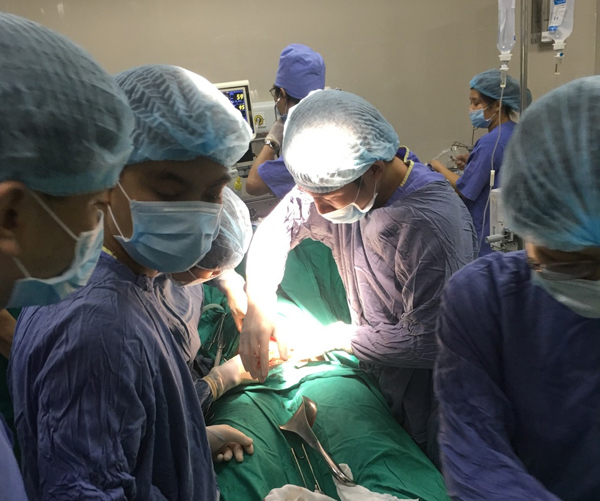 Toàn bệnh viện giành giật sự sống cho thai phụ 36 tuần bị ong tấn công