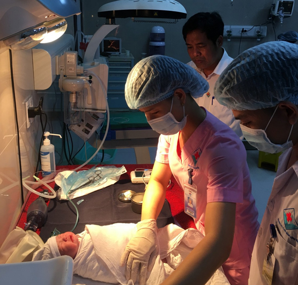 Toàn bệnh viện giành giật sự sống cho thai phụ 36 tuần bị ong tấn công