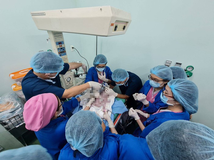 Cứu sống trẻ sơ sinh non tháng có u quái khủng - Ảnh 1. Cứu sống trẻ sơ sinh non tháng có u quái khủng - Ảnh 1.