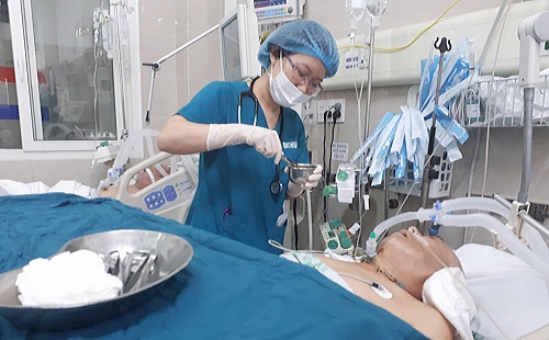 Thanh Huyền đang chăm sóc bệnh nhân tại Khoa cấp cứu A9, bệnh viện Bạch Mai.