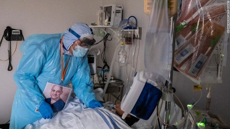 Rưng nước mắt với bức ảnh bác sĩ vỗ về cụ ông nhiễm COVID-19  - ảnh 2