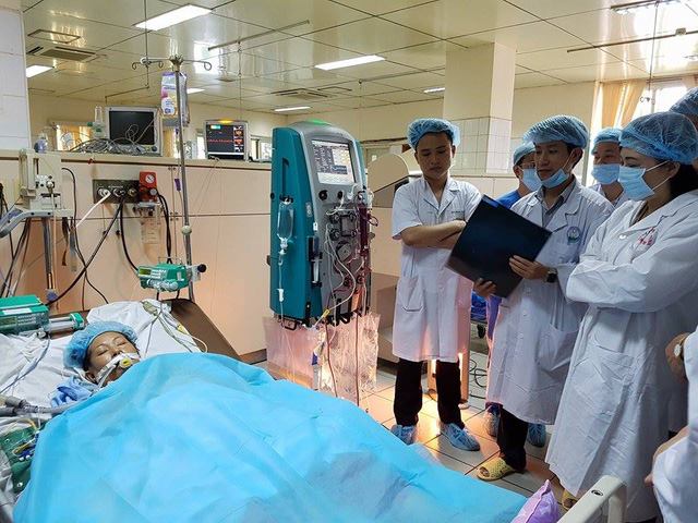 Bộ trưởng Bộ Y tế thăm bệnh nhân nặng của sự cố y khoa chạy thận đang điều trị tại BVĐK Hòa Bình